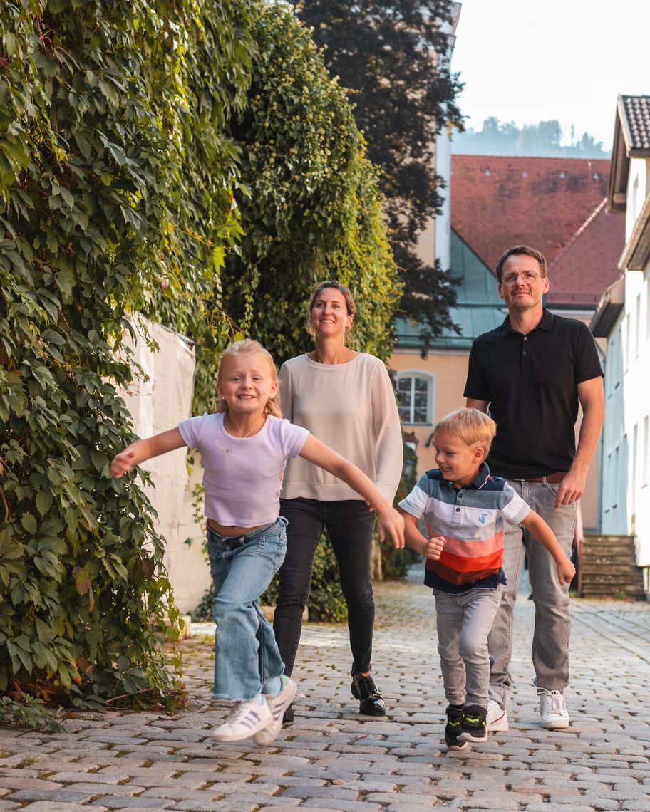 Familie auf dem Stadtspaziergang durch Immenstadt