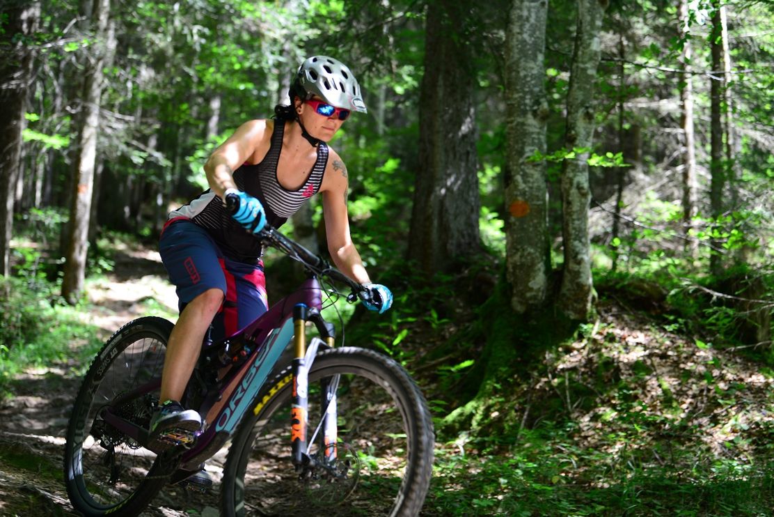 Mountainbikerin bei der Abfahrt im Großen Wald