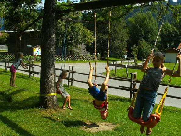 ein großer Garten mit Spielplatz