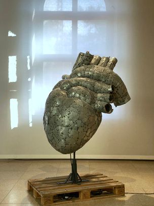 Ein anatomisch korrekt geformtes Herz in Übergröße. Es ist aus einzelnen Zinkplatten zusammengeschweißt.