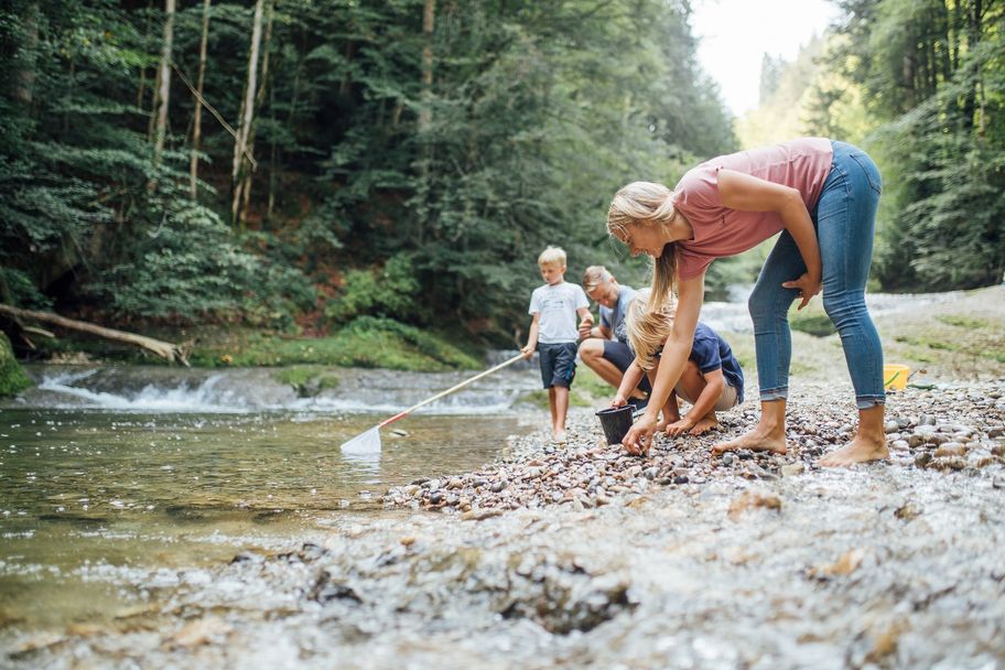 Spielpause bei einer Wanderung im Eistobel