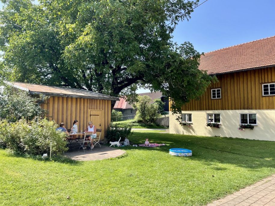 gemütlicher Hofraum mit Spielmöglichkeiten