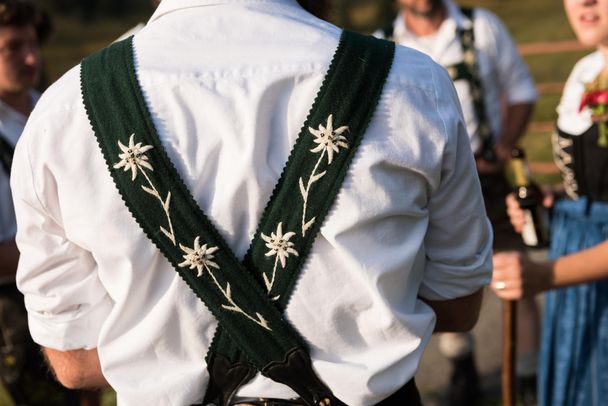 Traditionelle Edelweishosenträger