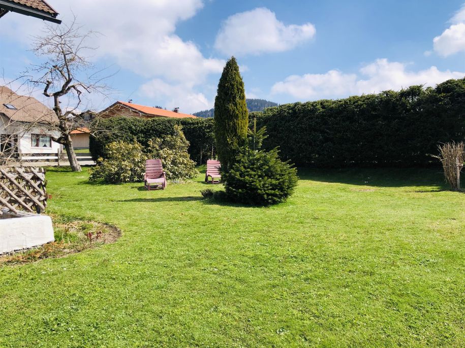 Großer Garten mit Liegewiese