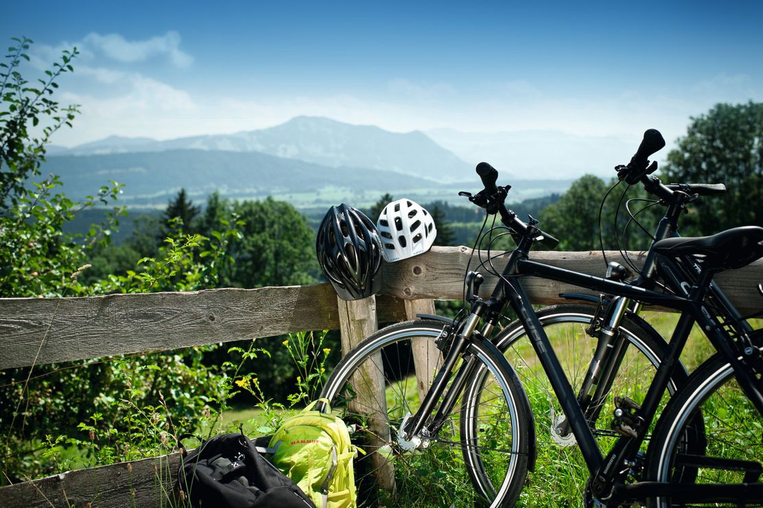 Radpause mit Bergblick