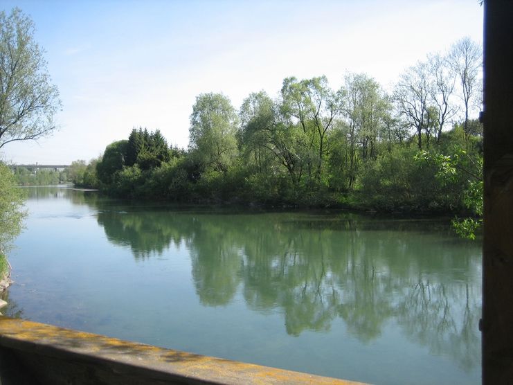 Ruhiger Flusslauf beim Zufluss Waltenhofener Bach