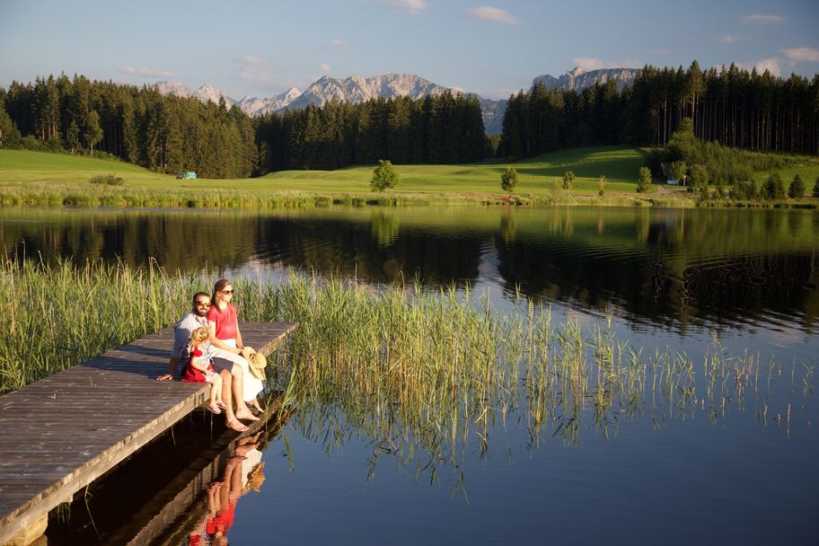 Familie am Attlesee