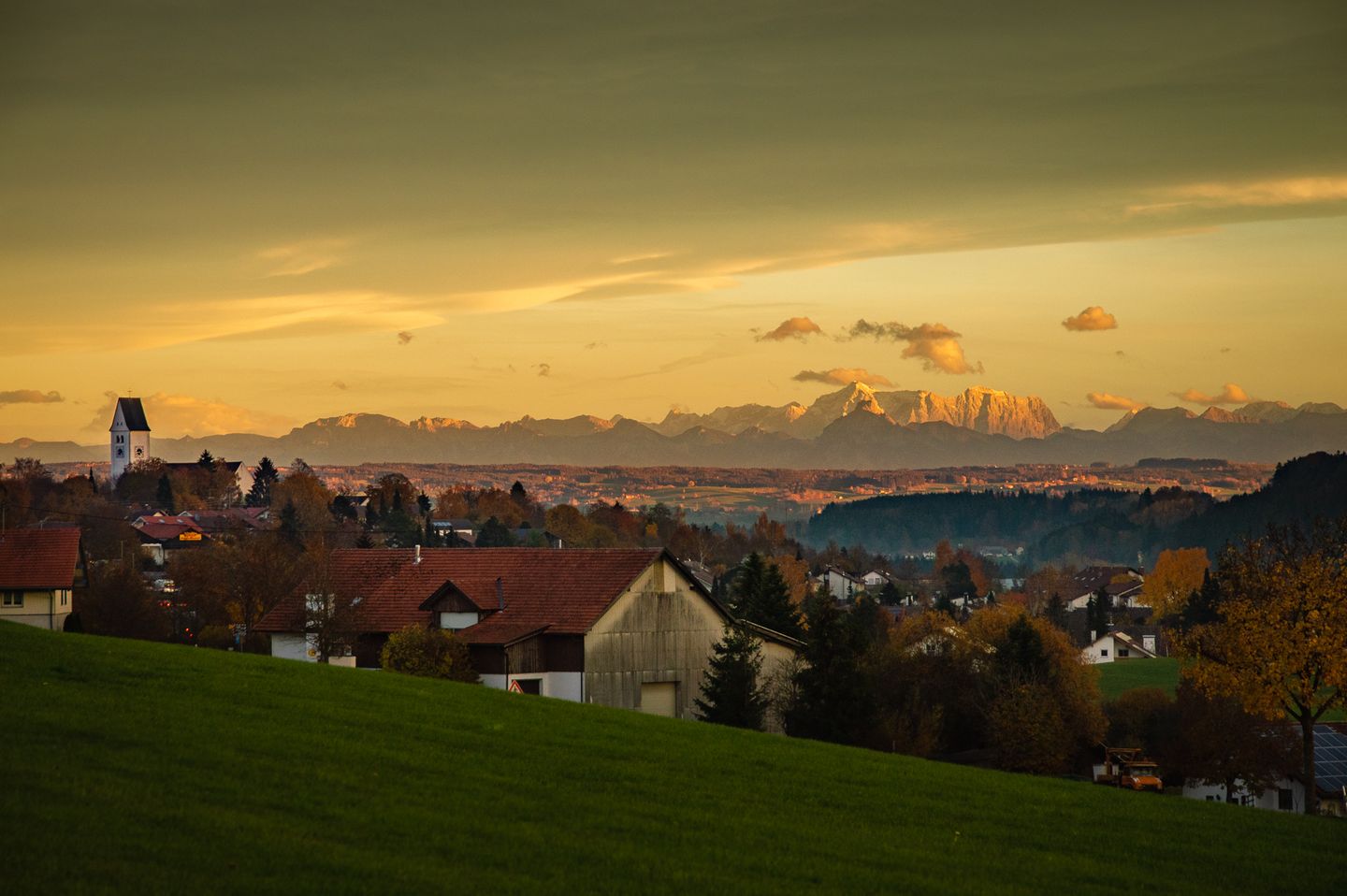 Altusried mit majestätischer Alpenkulisse