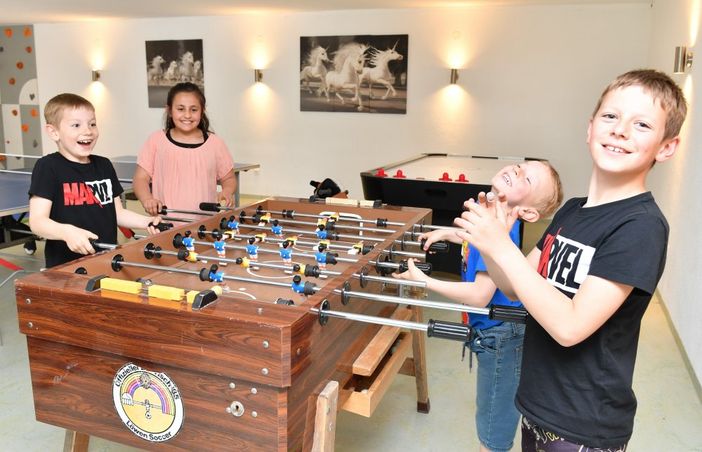 Indoor Spielzimmer mit Air Hockey, Kicker, .....