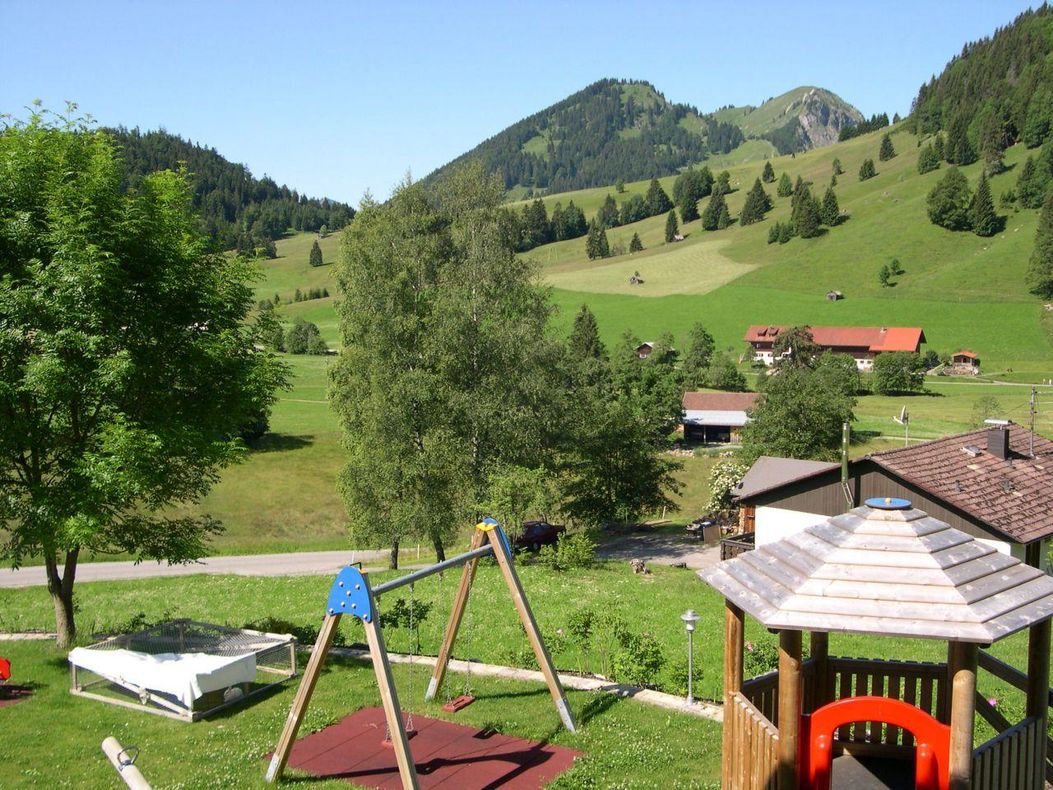Ausblick Wohnung auf Spielplatz und Umgebung