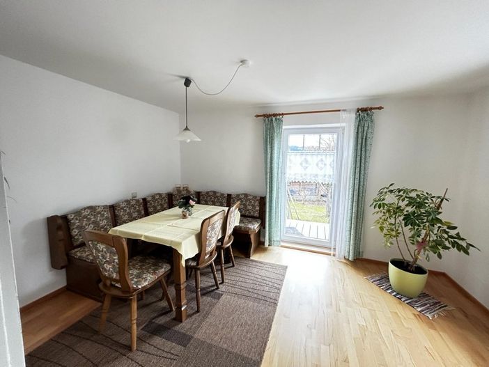 Das Esszimmer bietet bis zu 8 Personen Platz.