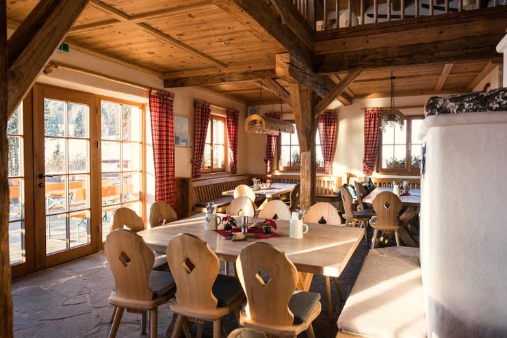 Stube mit Kamin - Schlitte Hitte in Ofterschwang
