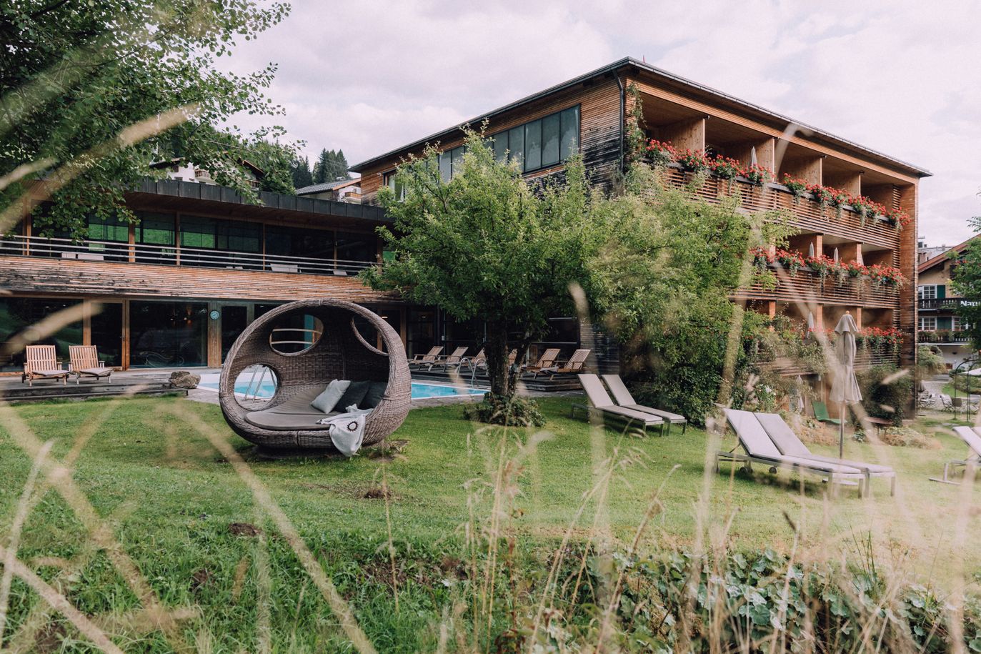 naturhotel_chesa_valisa_alpinspa_kugelliege_am_bach_wiese