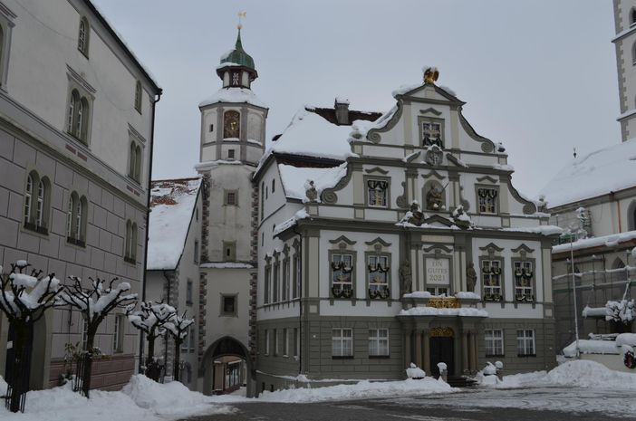 Rathaus von Wangen im Allgäu mit Ratloch und Markt