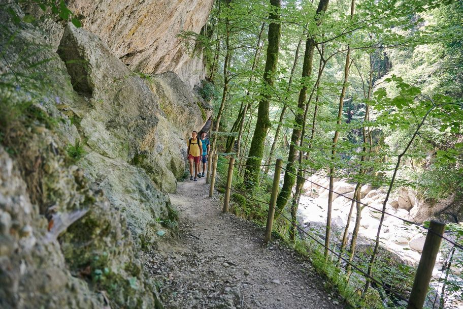 Wandern entlang des Wasserwanderwegs
