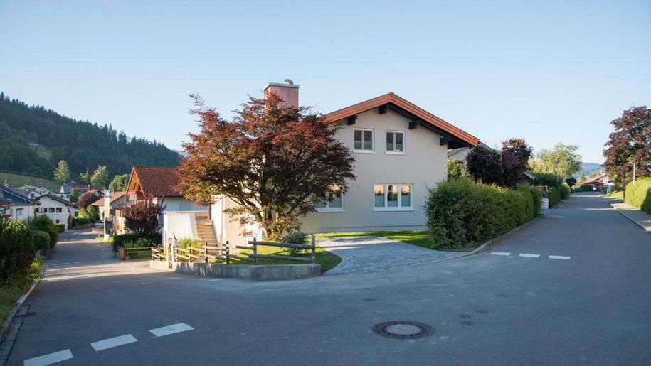 Hausansicht mit Stellplatz