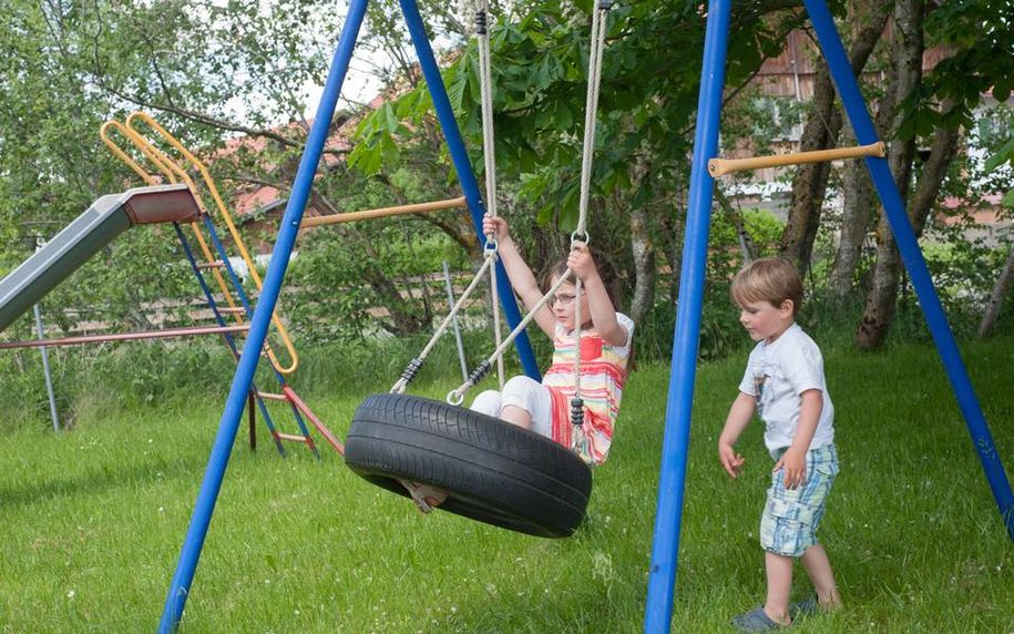 Unser Spielplatz mit viel Platz zum Spielen und Toben