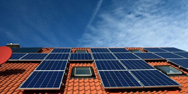 Solaranlage auf dem Dach zur Stromerzeugung