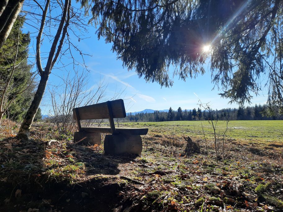 Aussichtspunkt mit Bank in Rechtis