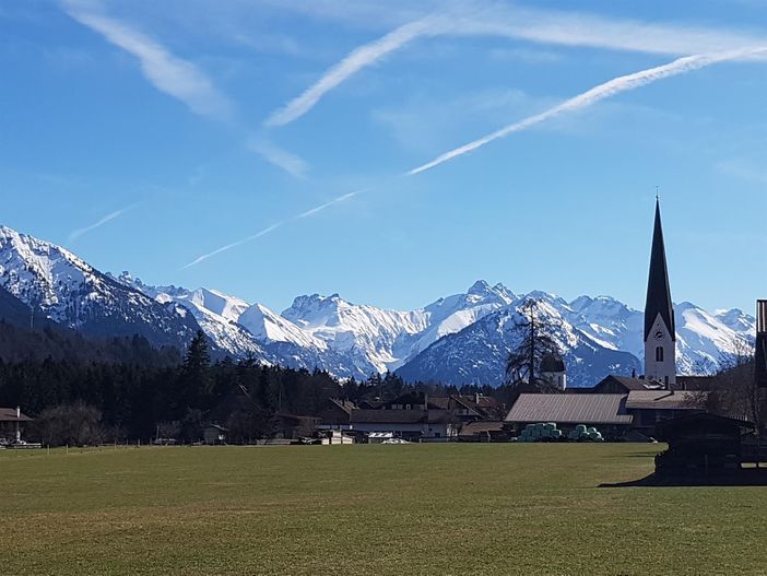 Blick zur Kirche Frühling