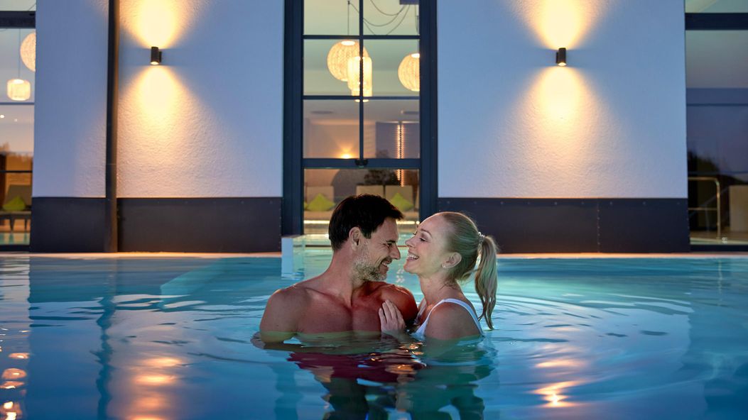 Models im Pool Close up