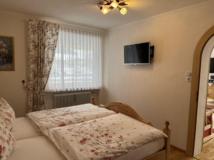 Unser Schlafzimmer mit TV