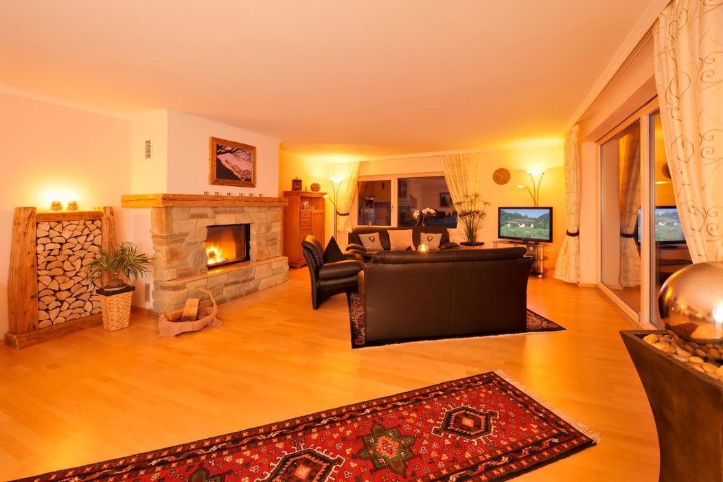 Wohnzimmer mit offenem Kamin