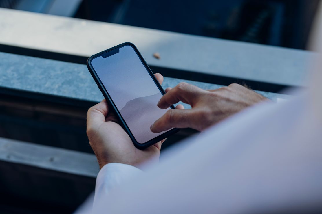 Handyaufnahme Bergpanorama vom Balkon HUBERTUS Mountain Refugio Allgäu