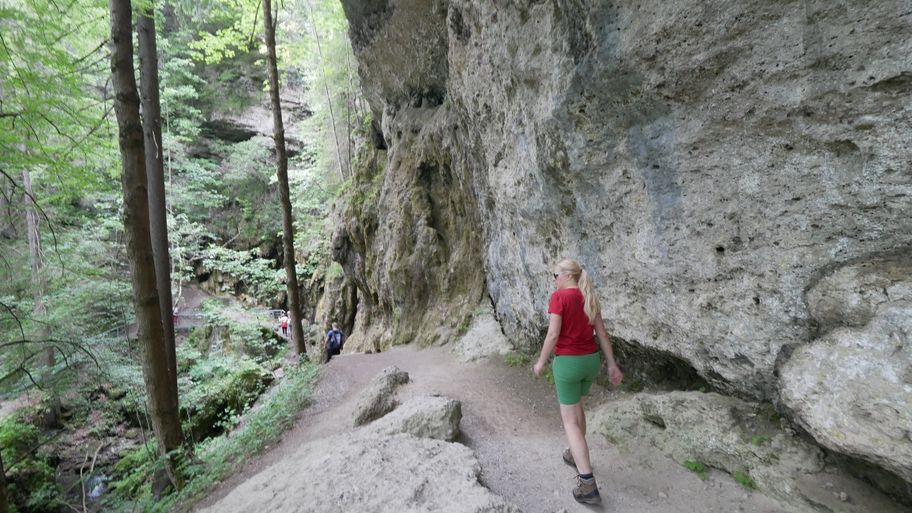 Weg entlang der Felswände zum Hinanger Wasserfall