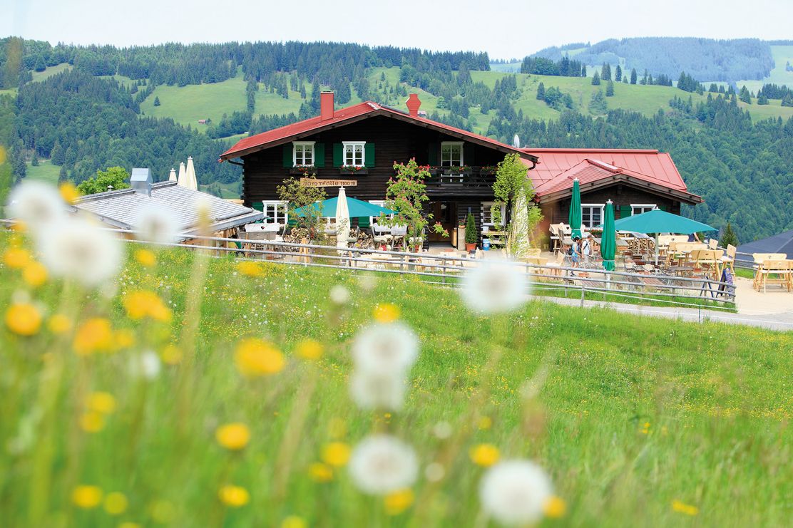 Die_Berghütte_Bärenfalle_direkt_neben_der_Sesselbahn-Bergstation
