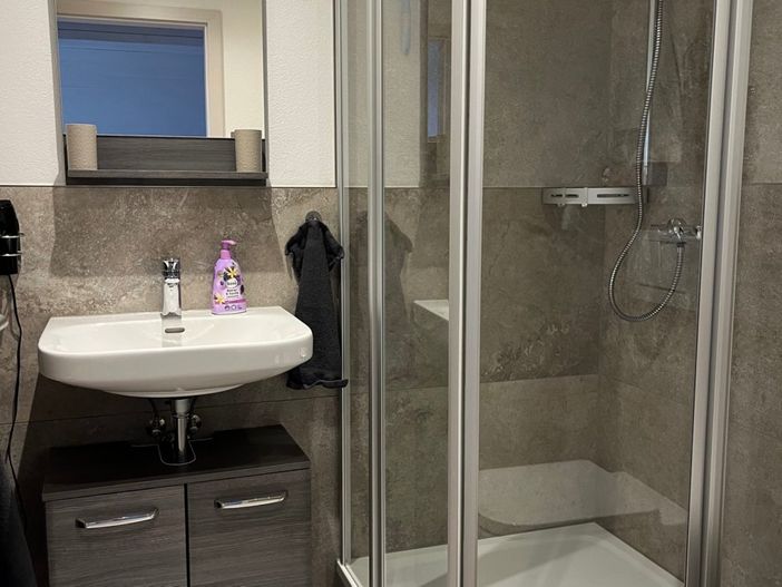 Badezimmer mit Dusche und WC