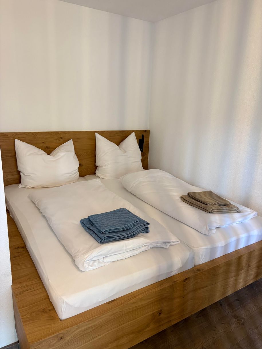 Doppelbett mit verstellbarem Lattenrost