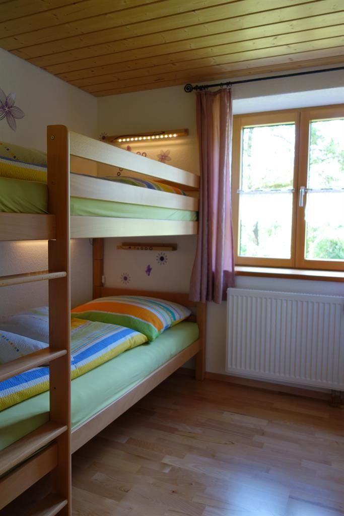 1 Schlafzimmer- Hochbett