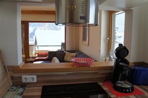 Durchblick von der Küche ins Wohnzimmer