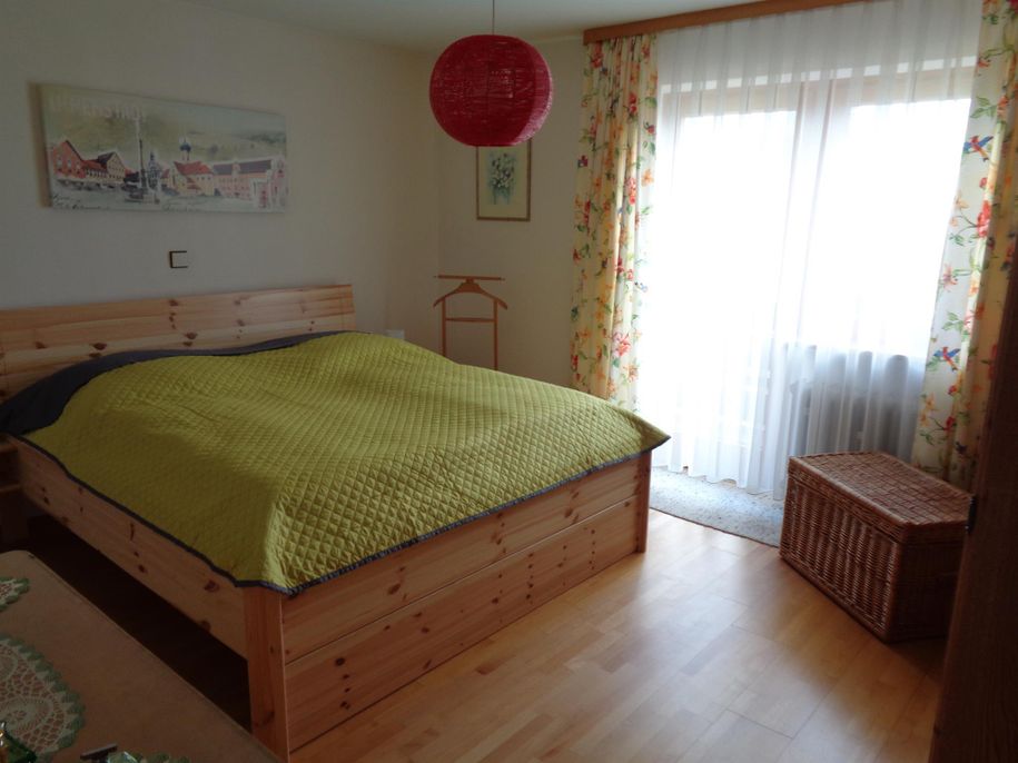Schlafzimmer mit Doppelbett