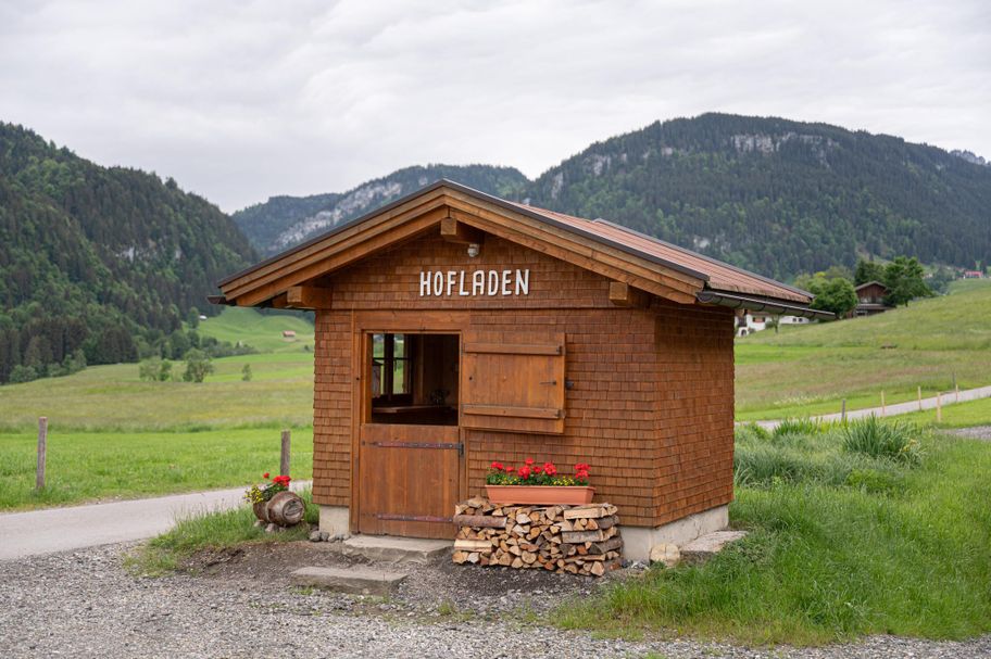Im kleinen "Hofladen" steht der Hofautomat