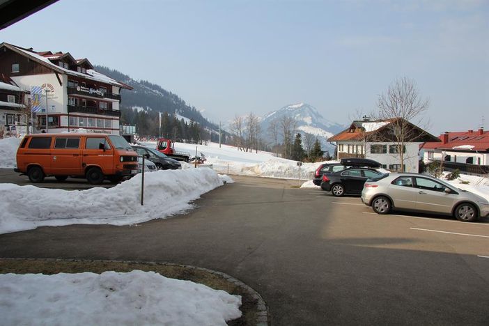 Blick vom Hauseingang zur Skipiste