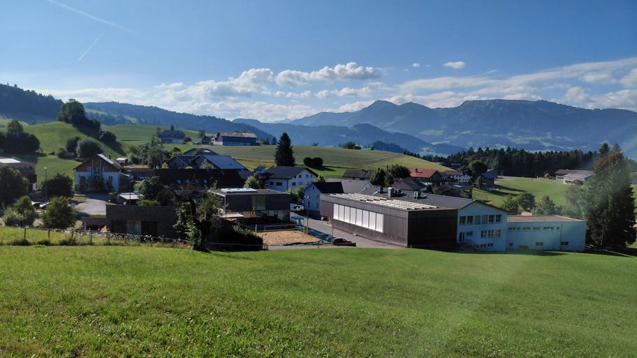 Blick auf das Dorfzentrum von Langenegg