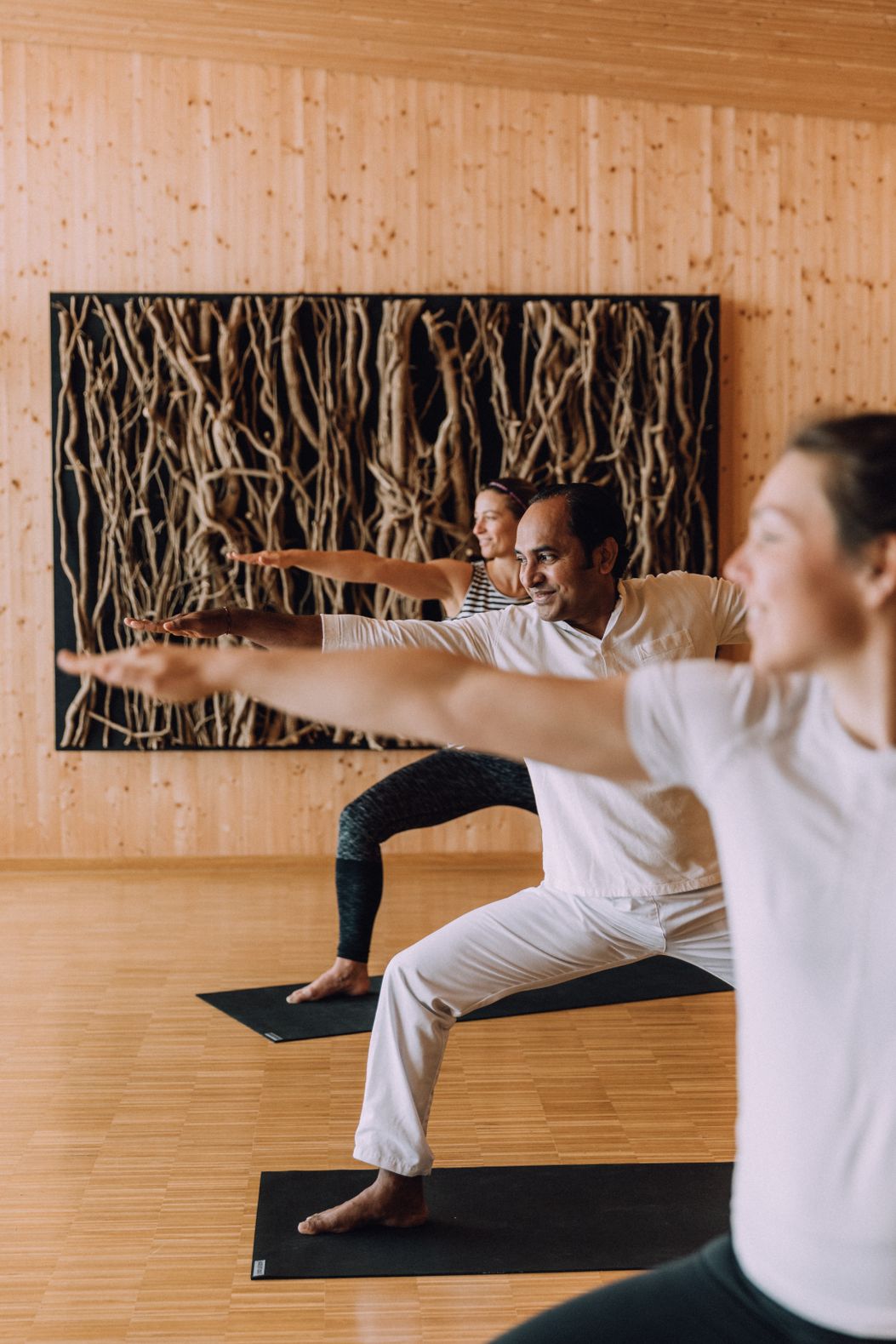 naturhotel_chesa_valisa_seminarraum_yoga_gruppe_macht_yoga_mit_chamal