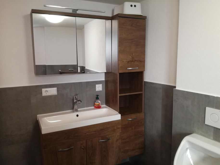 Bad mit Dusche und WC