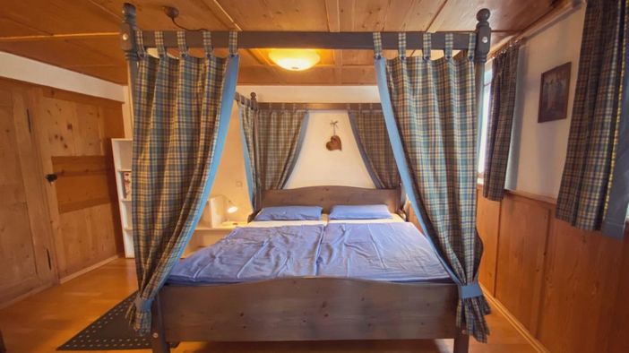 Schlafzimmer mit Himmelbett
