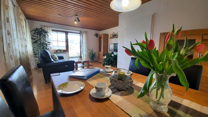 Esstisch und Couch