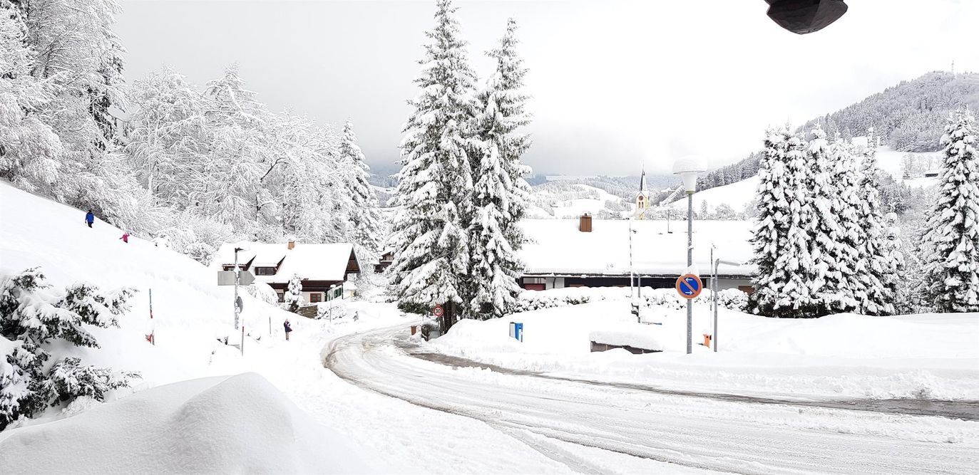 Blick nach Oberstaufen im Winter