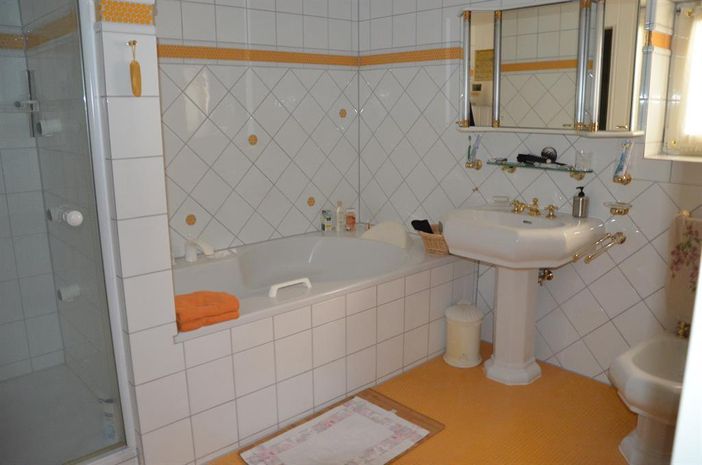 Luxus-Bad mit Sauna, Wanne und Dusche