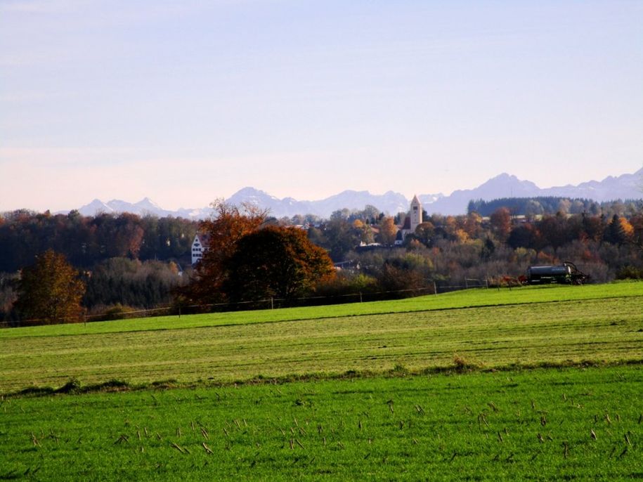 Wanderung mit Blick auf Irsee und dieAlpenkette