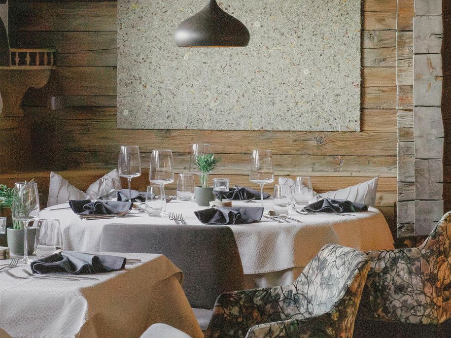 Birkenhof_RestaurantStube-runderTisch