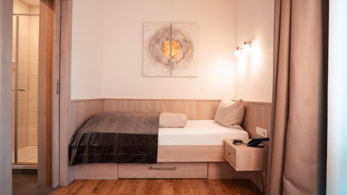 Einzel, Bett, Badezimmer Einblick