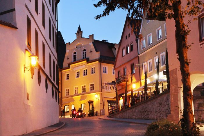 Füssens Altstadt bei Nacht