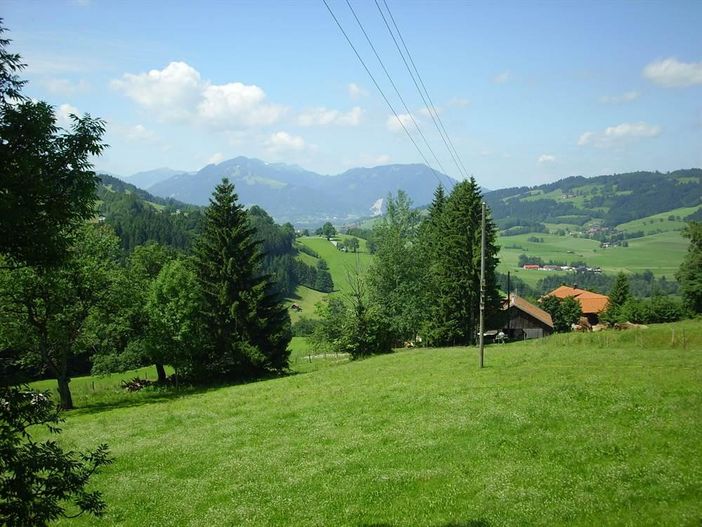 freier Blick ins Tal und auf die Berge