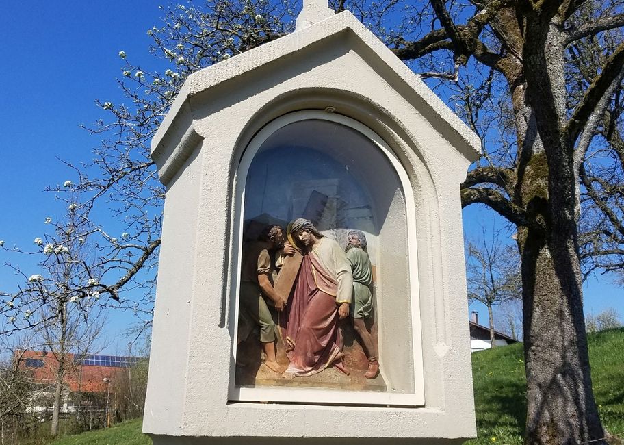 Detailreiche Station des Kreuzweges